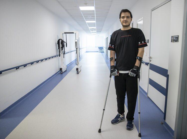 <p>Yeniden ayağa kalkabilmenin mutluluğunu yaşayan Jiyan Bilgin ise "Emniyet kemerim takılı olmadığı i&ccedil;in bug&uuml;n bu haldeyim. Emniyet kemeri takmış olsaydım kazayı &ccedil;ok daha hafif atlatabilirdim. Yaklaşık 3 aydır Ankara Şehir Hastanesinde tedavi g&ouml;r&uuml;yorum. Buraya ilk geldiğimde hi&ccedil; hareket edemiyordum, yatağa bağımlıydım. &Uuml;&ccedil; ay sonunda koltuk değnekleriyle y&uuml;r&uuml;yebilmeye başladım. İnşallah daha da iyi olacağım." dedi.</p>
