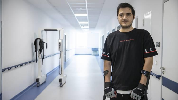 <p>İyileştiğinde işi olan g&ouml;zl&uuml;k&ccedil;&uuml;l&uuml;ğe d&ouml;nmeyi arzuladığını anlatan Bilgin, s&ouml;zlerini ş&ouml;yle s&uuml;rd&uuml;rd&uuml;:&nbsp;"Hi&ccedil; y&uuml;r&uuml;yemeyeceğimi d&uuml;ş&uuml;nd&uuml;ğ&uuml;m anlar oldu. 'En azından kendi ihtiya&ccedil;larımı kendim giderebileyim, o seviyeye gelebileyim' diye d&uuml;ş&uuml;n&uuml;yordum. İnsan umutsuzluğa kapılıyor ama ger&ccedil;ekten en &ouml;nemli ila&ccedil; umut. Her zaman pozitif d&uuml;ş&uuml;nmeye &ccedil;alıştım. &Ccedil;ok ş&uuml;k&uuml;r iyi durumdayım. Tek hayalim ve isteğim tekrar eskisi gibi olabilmek."</p>
