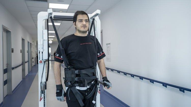 <p>Jiyan Bilgin, t&uuml;m hastaların bir an evvel sağlığına kavuşmasını dileyerek, Fizik Tedavi Hastanesi doktorlarına teşekk&uuml;r etti.</p>
