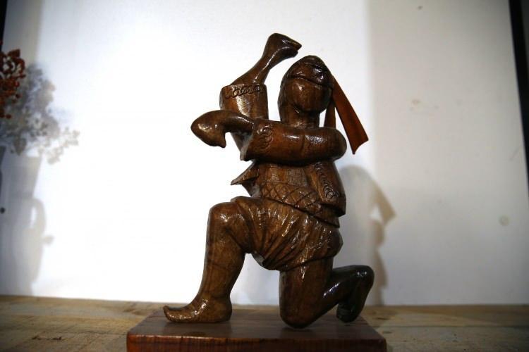 <p>&Ccedil;evresindekilerin sergi a&ccedil;ması y&ouml;n&uuml;nde &ouml;neride bulunduğunu belirten G&uuml;ler, "T&uuml;m arkadaşlar, eş dost, bir sergi a&ccedil;mamı s&ouml;yl&uuml;yor. Benim b&ouml;yle bir deneyimim yok, nasıl olur bilmiyorum. Ge&ccedil;en yıl ciddi ciddi d&uuml;ş&uuml;nmeye başlamıştım, pandemi araya girdi. Bir sergi a&ccedil;ayım isterim, herkes g&ouml;rs&uuml;n, illa meraklıları vardır." ifadelerini kullandı.</p>
