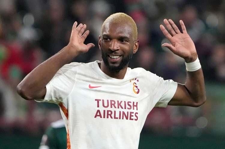 <p>Sezon sonu sözleşmesi sona eriyor. Tecrübeli futbolcu MLS ya da Çin’e gitmeyi planlıyor. Yolların ayrılması halinde Galatasaray, ikinci yarıda futbolcuya ödeyeceği 1 milyon euro kasada kalacak.</p>
