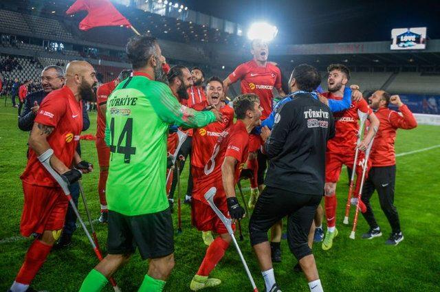 <p>ÜST ÜSTE İKİNCİ AVRUPA ŞAMPİYONLUĞU</p>

<p>Ampute Futbol Milli Takımı, Polonya'nın Krakow kentinde düzenlenen Avrupa Şampiyonası'nın finalinde İspanya'yı 6-0 yenerek üst üste ikinci kez şampiyon oldu. İstanbul'da düzenlenen 2017 Avrupa Şampiyonası'nda kupanın sahibi olan milliler, 2021'de de zirveye yerleşerek bu mutluluğu üst üste ikince kez yaşadı.</p>
