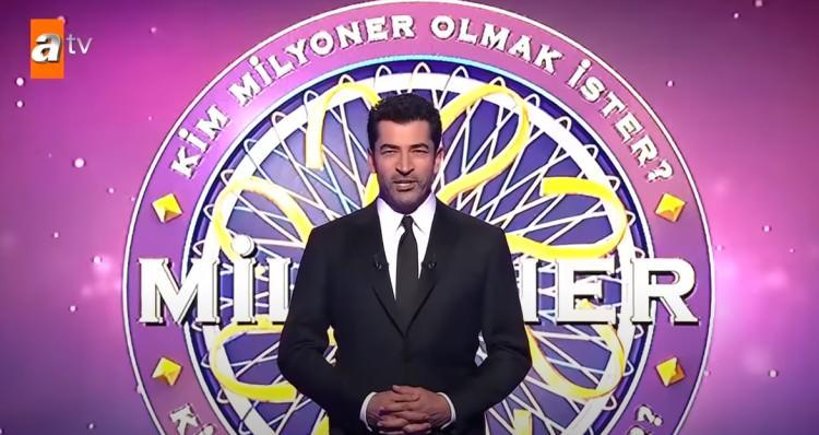 <p>Türk televizyonlarının fenomen bilgi yarışması Kim Milyoner Olmak İster, Kenan İmirzalıoğlu'nun sunumuyla yine büyük bir ilgiyle izlenmeye devam ediyor.<br />
<br />
Son bölüme Koç Üniversitesi'nde Makine Mühendisliği okuyan İpek Sayıner bilemediği soruyla damga vurdu.</p>
