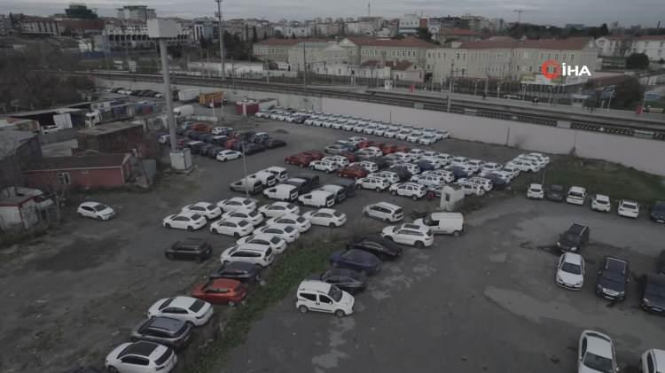 <p>Görüntüler de bir otopark dolusu sıfır aracın olduğu görüldü.</p>
