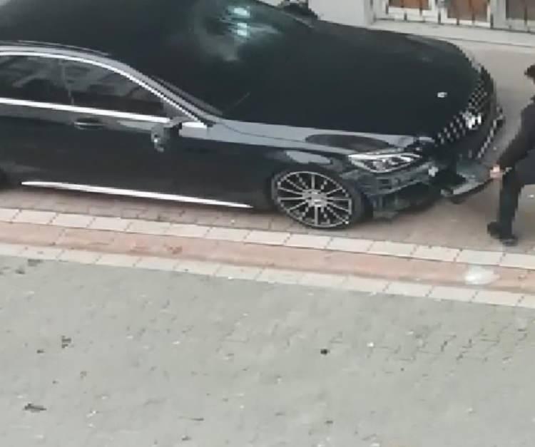 <p>Sokakta telefondan eşi ile tartışan şahıs, bir süre sonra sinir krizi geçirirdi. Damla S.’ye ait park halindeki aracı gören Gökhan S., tabancanın kabzası ile aracın camına vurmaya başladı. Öfkesini alamayan şahıs, aracın yan aynalarını kırdıktan sonra eliyle otomobilin tamponunu söktü. Olaydan sonra cipine binen öfkeli koca, sokaktan ayrıldı</p>
