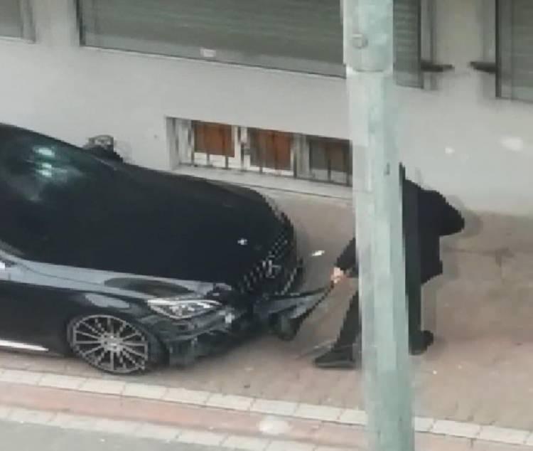 <p>Öfkeden deliye dönmüş adam ilerleyen dakikalarda ise yine sokağa gelerek arabası ile eşinin park halindeki aracına çarpıp olay yerinden kaçtı.</p>