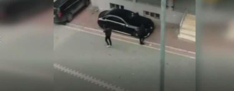 <p>İddiaya göre, Gökhan S. isimli şahıs, boşanma aşamasında olduğu eşi Damla S.'nin evinin önüne geldi.</p>
