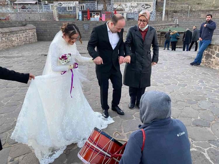 <p>Yüzde 80’e yakın bulaşıcılığı olmasına rağmen sağlıklı bir çocuk dünyaya getiren <strong>Semra</strong>, daha sonra yaraları artınca ölümle burun buruna bir kez daha geldi.</p>