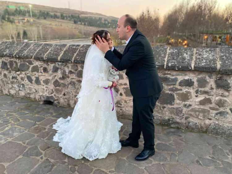 <p>Ameliyat ve doğumuna yardımcı olan ve sosyal medya üzerinden ulaştığı Gerçekler Dünyası Araştırma Yardımlaşma ve Dayanışma Derneği Başkanı Şenay Çalışır’ın desteğiyle Diyarbakır Dicle Üniversitesine getirilerek 38 günlük tedavi sürecine girdi.</p>