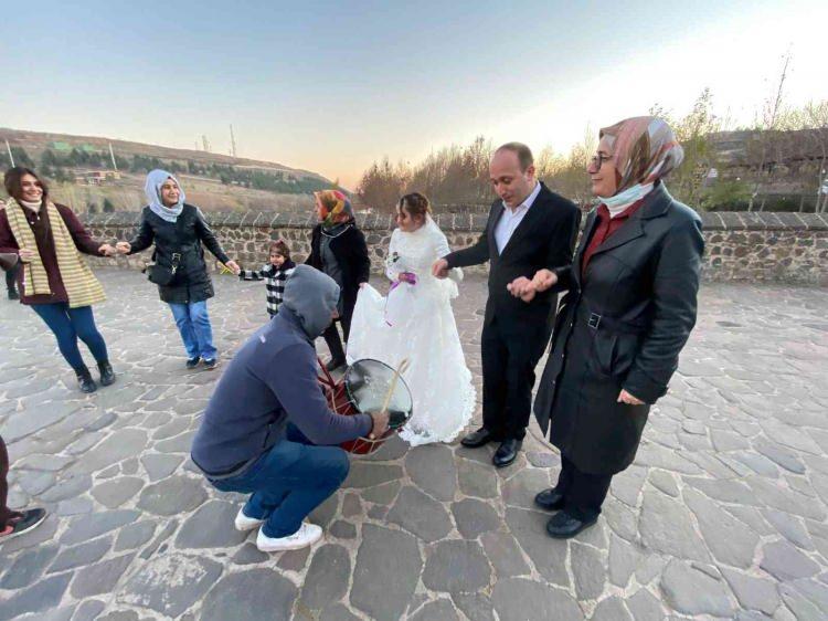 <p>Ağır yaraları pansumanlarla giderilen <strong>Semra</strong>, gelinlik giyemeden evlendiğini Çalışır’a anlatınca, dernek başkanı harekete geçti.</p>