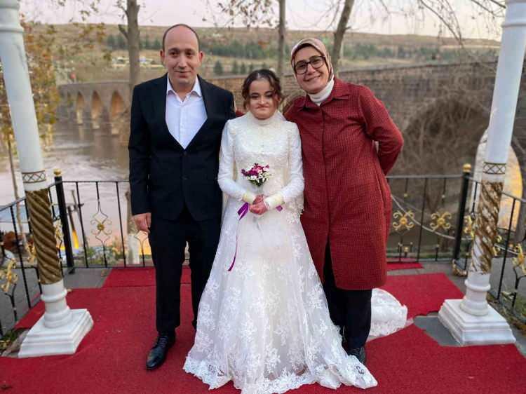 <p>“Ölümü göze aldım, kaçarak evlendim”<br />
Konuyla ilgili İhlas Haber Ajansı muhabirine yaptığı açıklamada ölümü göze alarak evlendiğini kaydeden 29 yaşındaki <strong>Semra</strong> <strong>Sevinç</strong>, sağlıklı bir çocuk sahibi olduğunu da belirtti. </p>