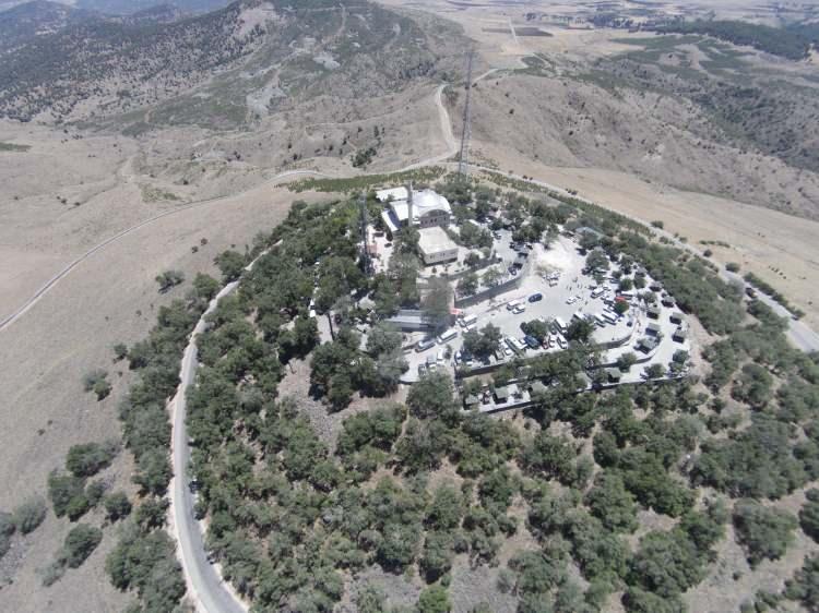 <div><strong>Restorasyon sırasında her detay düşünüldü </strong></div>

<div><br />
 </div>

<div>Türbenin restorasyon aşamasında 400 kişilik yeni cami, şadırvan, taş revaklar, 17 adet dükkan, 1 adet danışma ofisi, 74 araçlık kapalı otopark, 36 kabinlik erkek-kadın tuvaletler ve abdest alma yerleri, kesimhane, 1 adet küçükbaş hayvan ahırı, 2 adet yaşlı ve engelliler için asansör kuleleri, aşevi, imam evi, erkek-kadın yemekhanesi, 250 metrekarelik kafeterya ve seyir terası, 33 adet kamelya, 25 bin metrekare peyzaj ve çevre düzenlemesi uygulaması ve 16 bin metrekare sert zemin düzenlemesi yapıldı. </div>
