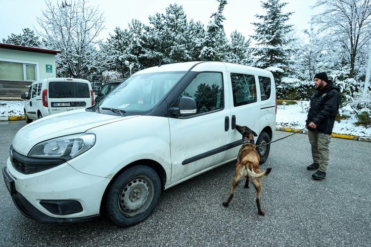 <p>Köpek Eğitim Merkezinde, bir köpeğin anne sütünden kesildikten sonra eğitimi başlar. 3, 6, 9 ile 12. aylarda yeterlik testine tabi tutulurlar. Testi geçen köpekler, bir sonraki aşama için amacına uygun olarak eğitilmeye devam eder." dedi.</p>

