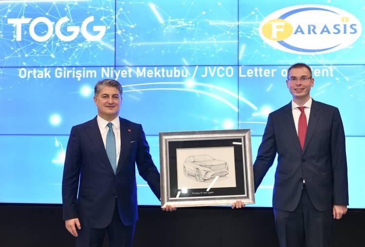 <p>SİRO BÖLGENİN LİDER OYUNCULARINDAN BİRİ OLACAK</p>
<p>TOGG ve Farasis Energy ortaklığında enerji depolama çözümleri geliştirmek üzere kurulan ve “Rekabetçiliği destekleyecek stratejik teşvikler” kapsamında 30 milyar TL’lik teşvik alan Siro Silk Road Temiz Enerji Çözümleri A.Ş 2031 yılı itibarıyla yıllık 15 GWs hücre, 20 GWs batarya paketi üretim kapasitesine ulaşacak. Siro’nun yerli batarya hücresi, modülü ve paketi üretilmesinde öncü olacağını dile getiren Gürcan Karakaş, Türkiye’de hücre Ar-Ge’si yapacağının da altını çizdi. Karakaş, Siro’nun Türkiye’yle birlikte çevre ülkelerde de otomotiv ve otomotiv dışı sektörlerde iş ortağı olacağını belirtti.</p>