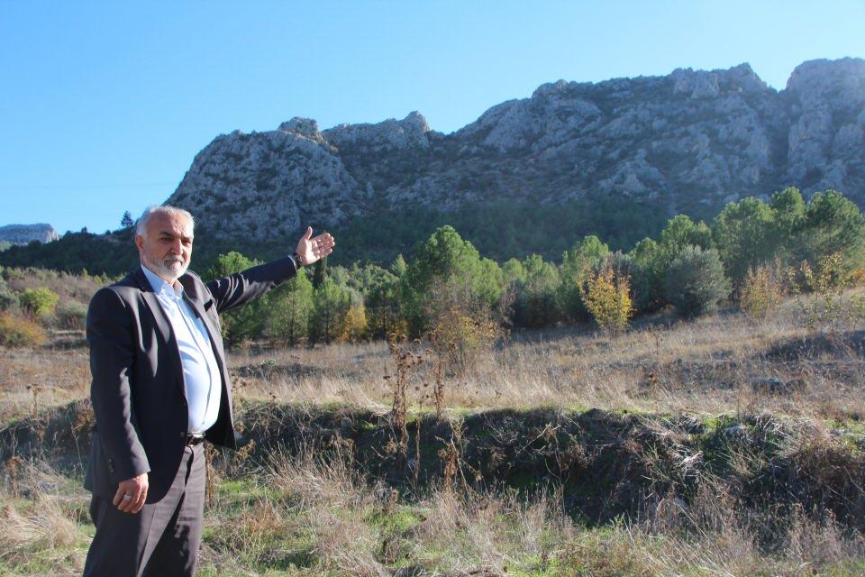 <p>İnhisar Belediye Başkanı Mehmet Kepez, 180 metre derinlikteki Gedikkaya Mağarası'nda binlerce yıl öncesinden kalma taş ve kemik objelerin yanı sıra Kalkolitik Çağ ait mermerden yapılan kilya tipi figurinin gün ışığına çıkarıldığı belirtti. Kepez, "Bu mağarada çıkan bulgular Göbekli Tepe'den daha eski olduğu gösteriyor. Mağarada günümüzden önce 16 bin 500 yıl öncesi Epi Paleolitik Dönem'de ilk yerleşimler olmuş. İnsanlar dünya üzerinde dolaşmaya başladığı ve yerleşik düzene geçtikleri ilk yerlerden. Kalkolitik Çağ (M.Ö. 5500-3500) ait mermerden yapılan kilya tipi figurin tüm tarihi değiştirdi "dedi.</p>

<p> </p>
