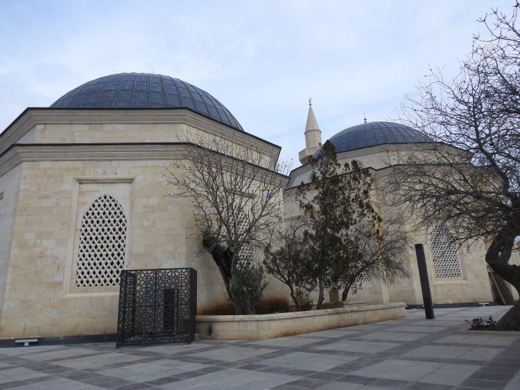 <div>Hazreti Ukkaşe’den kaynaklı olarak Gaziantep, Osmaniye, Kahramanmaraş ve Kilis illerinde Ökkeş ismi çok meşhurdur. Bu eserimiz aslında 1600 ile 1700 yılları arasında ilk defa bir türbe olarak yapılmış. Daha sonra 1900’lü yıllarda Abdülhamid Han tarafından tekrardan onarım görülmüş.</div>
<div> </div>