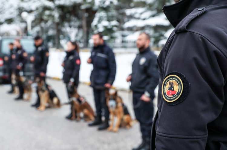 <p>Şube müdürlüğünde dedektör köpeklerine narkotik madde arama, kadavra arama, asayiş devriye, çay-tütün arama ve canlı insan arama eğitimleri veriliyor.</p>

