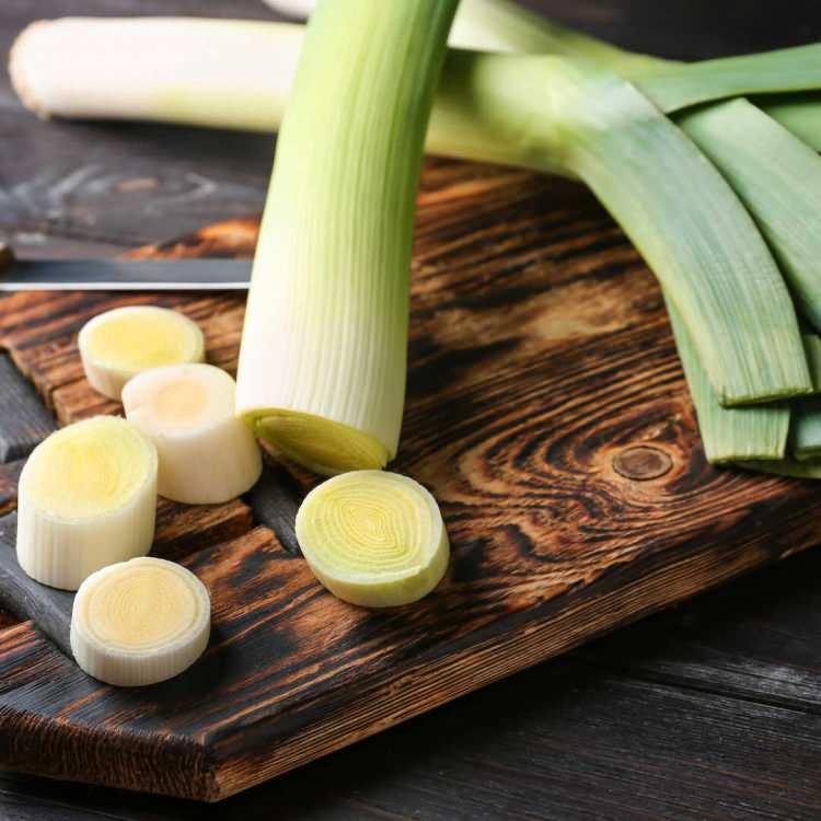 <p>Bu antioksidan en yoğun pazı, pırasa ve ıspanak gibi koyu yeşil yapraklı sebzelerde bulunuyor. Az kalori ve bol vitamin içeren pırasa, kilo vermeye yardımcı olduğu gibi kabızlığa iyi geliyor, vücudun direncini artırıyor.</p>
<p> </p>