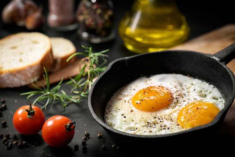 <p>Eksikliğinde; unutkanlık, halsizlik, saç dökülmesi, cilt kuruluğu ve kalp çarpıntısı gibi belirtiler veriyor. Her sabah yediğiniz 1 adet yumurta ve 1 dilim beyaz peynir günlük B12 vitamini ihtiyacının yarısını karşılıyor.</p>