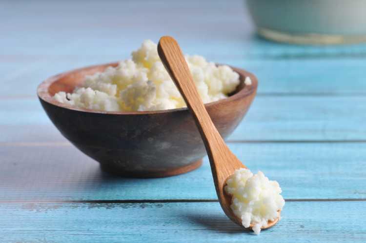 <p>Çeşitli çevresel ve diyet faktörleri bağırsak geçirgenliğini etkiliyor. Probiyotik özelliğiyle kefir, bağırsak floramızın bütünlüğünün korunması ve onarımında büyük rol oynuyor. Bunun yanı sıra en güçlü kaynağı güneş olan D vitaminini kefirde bol miktarda bulabilirsiniz. Her gün uykudan önce 1 bardak kefir tüketmeyi alışkanlık haline getirebilirsiniz.</p>
