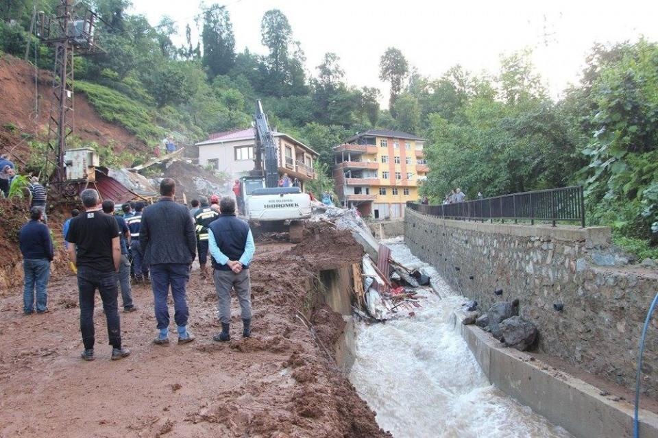 <p><strong>KARADENİZ'DE SEL FELAKETİ</strong><br />
<br />
-Rize'de etkili olan şiddetli sağanak sel ve heyelana, Artvin'in Arhavi ilçesinde Kapisre Deresi'nin taşması sele neden oldu.</p>
