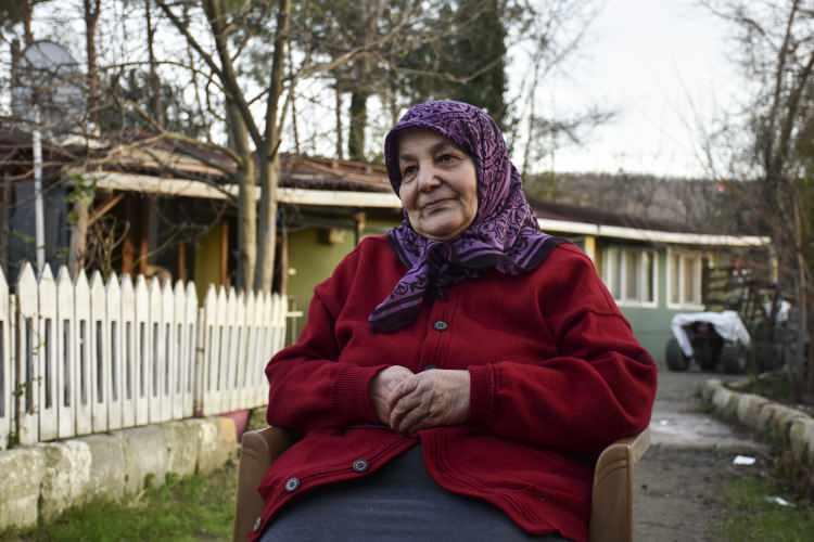 <p>AK Parti İstanbul teşkilatında kuruluşundan bugüne kadar mahalle başkanlığı yapan isimlerden biri olan ve Cumhurbaşkanı Erdoğan'ın, kendisini evinde ziyaret edeceğini söylediği AK Parti Kısırkaya Mahallesi Kadın Kolları Başkanı 73 yaşındaki Hatem Kurt, "Mütevazı bir Anadolu yemeği hazırlamayı düşünüyorum. Sivas'ın ketesi meşhurdur. Cumhurbaşkanımıza kete yapacağım." dedi.</p>
