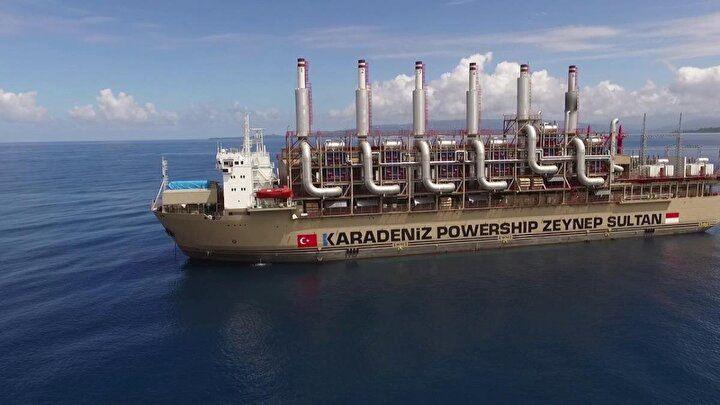 <p>Geçtiğimiz haftalarda 4 enerji gemisiyle Küba'nın farklı noktaları ve limanlarında ülkenin enerjisinin yüzde 15'ini karşılayan Türkiye ABD'nin CBS kanalında haber olmuştu. Bu kez de Africa Intelligence haber sitesi, kıta genelinde çok sayıda ülkenin enerji ihtiyaçlarının hatrı sayılır bir kısmını Türkiye'nin enerji gemilerinin sağladığını duyurdu.</p>
