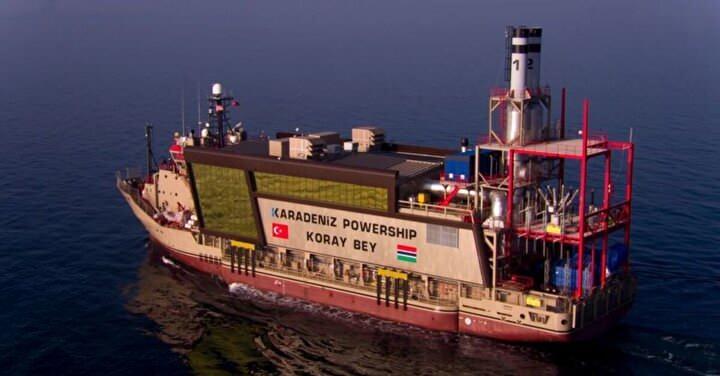 <p>Türk enerji gemilerinin Batı Afrika'daki girişimlerine de vurgu yapıldı. 2018 yılında Karpowership Türk enerji gemilerinin sırasıyla Gambiya, (35 MW ile ülke talebinin yüzde 60'ı) Sierra Leone, (50 MW ile ülke talebinin yüzde 80'i) Sudan (150 MW ile ülke talebinin yüzde 10'u) ile anlaşmalar imzaladı. Yayının derlemesine göre bir sonraki yıl da firma Gine-Bissau, (35 MW ile ülke ihtiyacının yüzde 90'ından fazlası) Senegal (235 MW ile ülke talebinin yüzde 15'i) ve Gine ile (105 MW ile ülke talebinin yüzde 10'u) yeni anlaşmalar imzalamayı başardı.</p>
