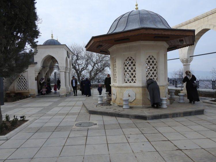 <div>Biz buraya gelecek olan ziyaretçilerimizin araçlarını nereye park edeceklerini, gelen misafirlerimizin kadın-erkek ve engellilerimize yönelik toplam 36 adet tuvalet ve abdesthaneler oluşturduk. Yaşlı ve engelli bireylerimiz için tepede bulunan türbeye çıkabilmeleri için 2 adet asansör oluşturuldu” diye konuştu. </div>
<div> </div>