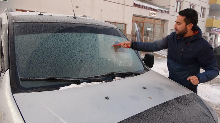 <p>Kerem Durmazer adlı vatandaş ise Yüksekova'da Sibirya soğuklarının hakim olduğunu söyleyerek, “Çatılarda buz sarkıtları 2 metreyi aştı. </p>
