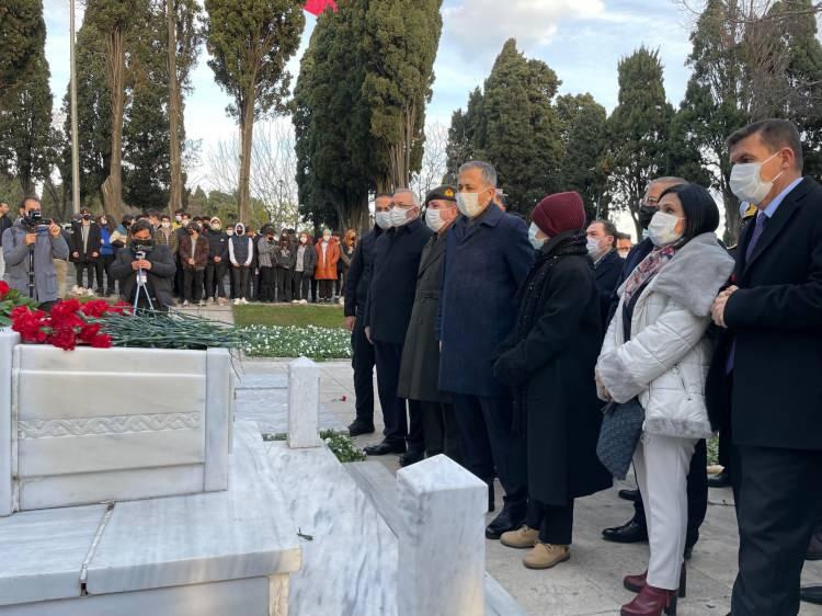 <p>Şairi ziyarete gelen bir diğer öğrenci Muhammet Enes ise, “Milli Şairimizi anmaya geldik. Okulda Asım’ın neslini temsil ettik burada. Çok duygulandık” şeklinde konuştu.</p>

<p>Törenin sona ermesinin ardından gelen miniklere çorba ve helva ikramında bulunuldu.</p>
