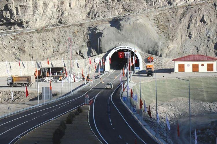 <p>Ulaştırma ve Altyapı Bakanlığından yapılan açıklamaya göre tünel, zorlu kış şartlarında ulaşımın güvenli, hızlı ve kesintisiz olması amacıyla inşa edildi.</p>
