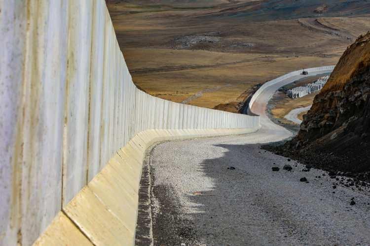 <p>Sınırdan kaçak geçişlerin engellenmesi için başlatılan modüler güvenlik duvarı çalışmalarında 64 kilometrelik bölümün 40 kilometrelik kısmı tamamlandı, sınır hattında 235 kilometre de hendek kazıldı.</p>

<p> </p>
