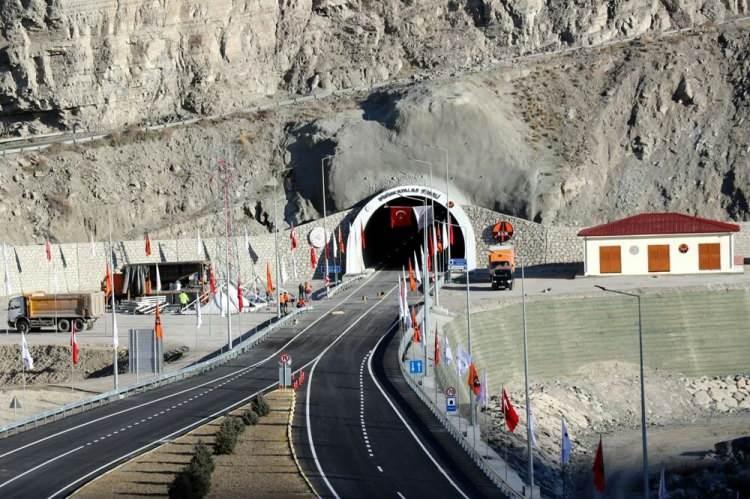 <p>Proje ile Erzurum ve Artvin'e ait havalimanları Artvin Limanı ile bütünleştirilerek, ulusal ve uluslararası bağlantıların parçası olacak. Aynı zamanda iç ve dış turizm sirkülasyonunun sağlanmasıyla bölgenin sosyal ve ekonomik gelişimine katkı sunulacak.</p>

