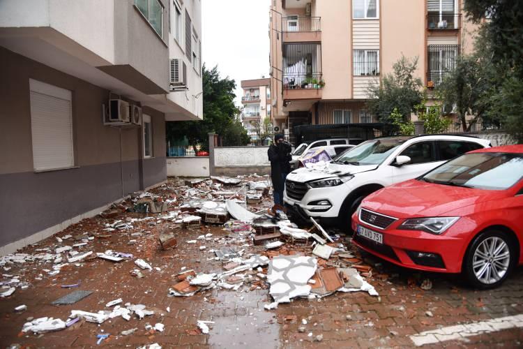 <p>“Şuan en az 20-30 bin TL zararım var”<br />
Abdurrahman Öztürk ise ”Gece bir gürültü geldi, şimşek düştü sandık. Bizim aracın alarmı çaldı. Pencereden bakınca bir şey göremedim. Aşağı indik aracın bu halini gördüm. Çatı göçmüş. Çatı araçların üzerine düşmüş. Polise haber verdik. Tutanak tutuldu. 4 araçta hasar var. Beyaz araç bana ait. Şuan en az 20-30 bin TL zararım var. Kaput göçmüş, motor zarar görmüş. Böyle bir şey beklemiyorduk. Nasıl oldu biz de anlamadık. Kırmızı uyarı vardı ama çatının göçeceğini bilemedik. İyi ki gece oldu. Burada bir insan olduğunu düşünür müsünüz?” dedi.</p>