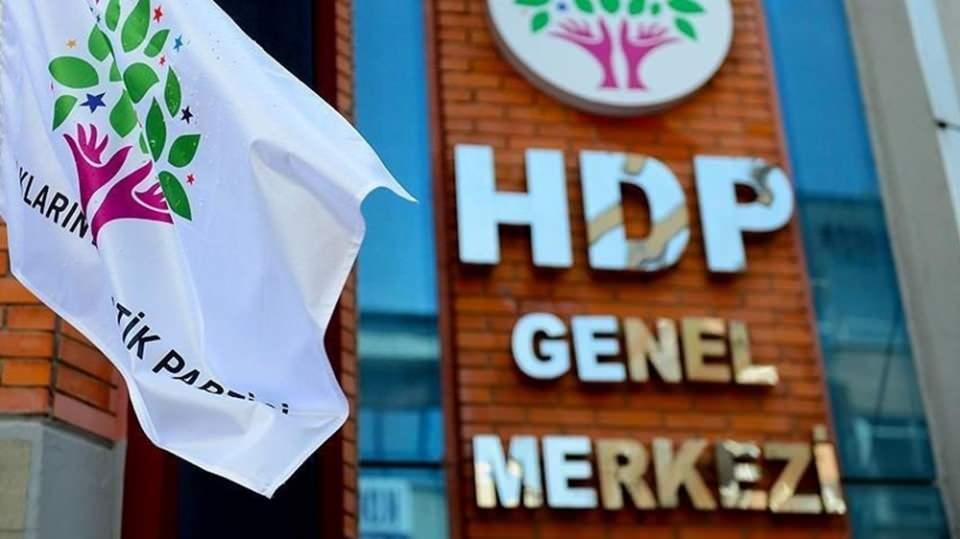 <p><strong>HDP'YE KAPATMA DAVASI</strong><br />
<br />
Yargıtay Cumhuriyet Başsavcılığı, HDP'nin kapatılması istemiyle Anayasa Mahkemesinde dava açtı, Yüksek Mahkeme eksiklik bulunduğu gerekçesiyle iddianameyi başsavcılığa iade etti.</p>
<p>İddianame daha sonra yeniden düzenlenerek AYM'ye gönderildi. AYM 21 Haziran tarihinde iddianameyi oy birliğiyle kabul etti. </p>
<p>Ardından HDP'nin 2 aylık ön savunma süreci başladı. HDP 4 ay ek süre başvurusunda bulundu. AYM 2 Eylül tarihinde HDP'ye 30 günlük ek süre verdi. </p>
<p>HDP 5 Kasım'da yazılı ön savunmasını AYM'ye sundu. </p>