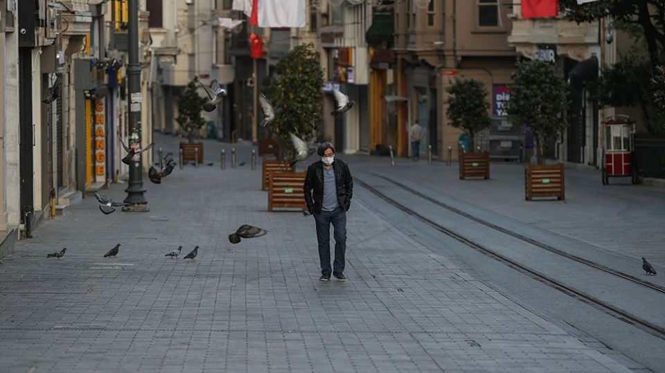 <p><strong>ÜLKE GENELİNDE TAM KAPANMA<br />
<br />
Nisan</strong><br />
<br />
Türkiye, Covid-19 tedbirleri kapsamında nisan sonundan başlayarak 17 Mayıs'a kadar süren ve kesintisiz sokağa çıkma kısıtlamasını içeren "tam kapanma" dönemine girdi.</p>
<p>Bu tarih aralığında üretim, imalat, gıda, temizlik, sağlık gibi alanlarda istisna tutulan kuruluşlar hariç tüm iş yerlerinin faaliyetlerine ara verildi, şehirler arası seyahatlerin tamamı izne tabi oldu, anaokulu, kreş, 8'inci ve 12'nci sınıflar dahil eğitim kurumlarının tümünde yüz yüze eğitime ara verildi, tüm sınavlar ertelendi.</p>