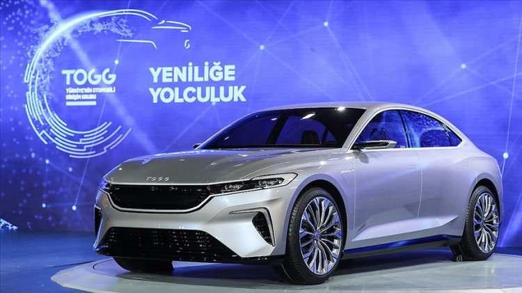 <p>Akıllı cihazımız piyasaya çıktığında, Avrupa kıtasında klasik olmayan bir marka tarafından üretilmiş ilk doğuştan elektrikli SUV olacak. Ardından da yine C segmentindeki Sedan ve Hatchback modelleri üretim sırasına girecek. Takip eden yıllarda B-SUV ve C-MPV’nin de aileye katılmasıyla, aynı DNA’yı taşıyan ve 5 modelden oluşan ürün gamımız tamamlanacak. 2030’a kadar tek bir platformdan 5 farklı model üretimiyle toplam 1 milyon adet araç üretmeyi planlıyoruz.”</p>
