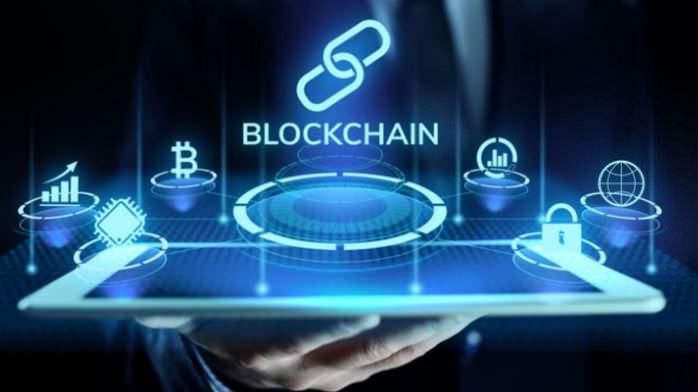 <p>Dolayısıyla öneminin altını her fırsatta çizdiğimiz blok zinciri sadece fintek için değil aynı zamanda akıllı cihazların güvenliğinde de kullanılacak bir teknoloji olarak öne çıkıyor. Blok zinciri teknolojisi zamanla araçların üzerinde birer dijital cüzdan olmasını da sağlayacak. Büyük veri dünyasının gelişen ve değişmeyecek teknolojisi blok zinciri olacak. Dijitalize edilmiş veri ve diğer varlıklar blok zinciri aracılığıyla güvenli biçimde saklanıp, transfer edilebilecek. Bu nedenle blok zinciri ve yapay zeka ekosistemlerin merkezinde yer alacak.”</p>