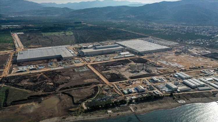 <p>GEMLİK TESİSİ’NDE ROBOTLAR GÖREV BAŞINDA</p>
<p>‘Yeniliğe Yolculuk’ hedefinin çekirdeği olan TOGG Gemlik Tesisleri’nde inşaatının başladığı 18 Temmuz 2020’den itibaren öncelikle zemin güçlendirme çalışmaları yapıldığı anlatan M. Gürcan Karakaş, toplam 1 milyon 200 bin metrekare açık alan üzerine inşa edilen tesislerin toplam 44 bin adet zemin güçlendirme kolonu üzerine inşa edildiğini söyledi. Yaklaşık 2 bin kişinin görev yaptığı şantiyedeki üretim birimlerine ilişkin çalışmaların Mayıs 2022’de tamamlanmasının planlandığını ve şu an itibarıyla 62 robotun kurulumuna başlandığını açıklayan Karakaş, şu bilgileri paylaştı:</p>