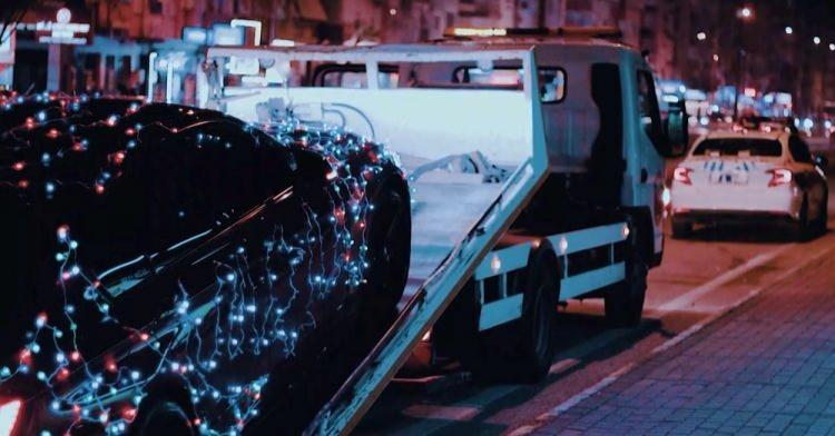 <p>Antalya'da 90 metre led ışıkla yılbaşı ağacı gibi süslenen araç trafikten men edildi. Polis ayrıca sürücüye de 2 bin 100 lira ceza kesti.</p>

<p> </p>
