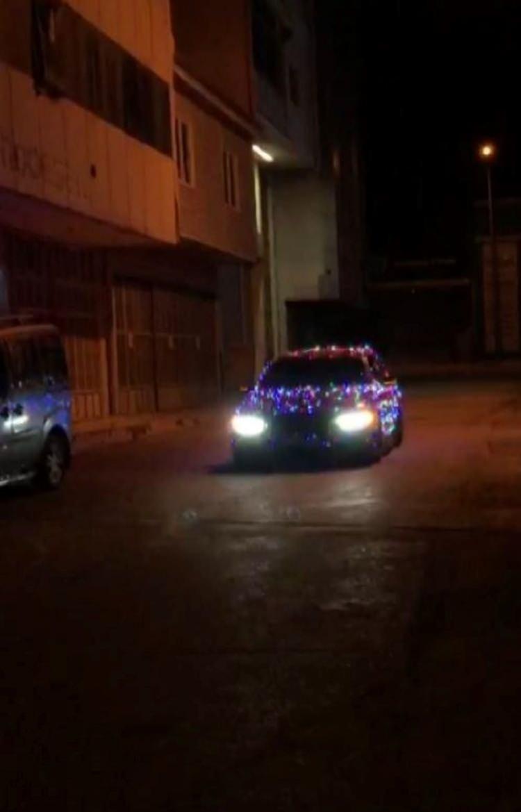 <p>Disko topuna dönen araç ile şehri turlarken trafik polisleri tarafından durdurulan araç için çekici talep edildi.</p>
<p> </p>