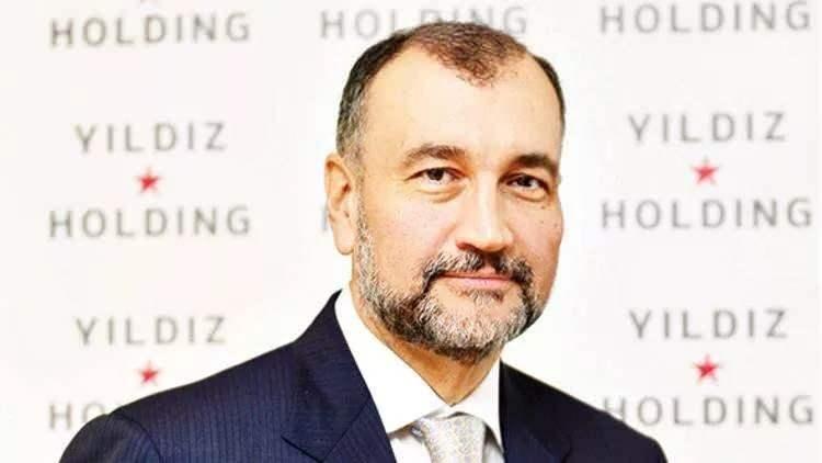 <p><strong>TÜRKİYE'NİN EN ZENGİNİ MURAT ÜLKER</strong></p>
<p>Listenin Türkiye ile ilgili bölümünde en zengin isim olarak net 6.3 milyar dolar servetiyle Murat Ülker kayıtlara geçti. Ülker, geçen yıl Erman Ilıcak'tan geri aldığı birinciliği bu yıl sürdürdü.<br />
<br />
2020 yılına oranla servetini yüzde 46,5 artıran Ülker, dünyadaki en zenginler sıralamasında ise 421. sırada yer aldı.</p>