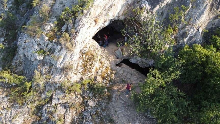 <p>TÜBİTAK MAM laboratuvarında yapılan karbon 14 yaş tayini analizlerinin sonuçlarına göre mağarada bilinen ilk yerleşim günümüzden 16 bin 500 yıl önce başlamıştır (MÖ 14500). Pleistosen olarak tanımlanan Son buzul Çağı’nın sonlarına denk gelen bu tarihe ait yerleşim izleri ve buluntuları büyük oranda mağara duvarları boyunca saptanmıştır. Söz konusu Dönem Anadolu’da bugüne dek çok az bilinen Epipaleolitik Dönem kültürleri hakkında yeni bulgular ortaya koymaktadır" dedi.</p>
