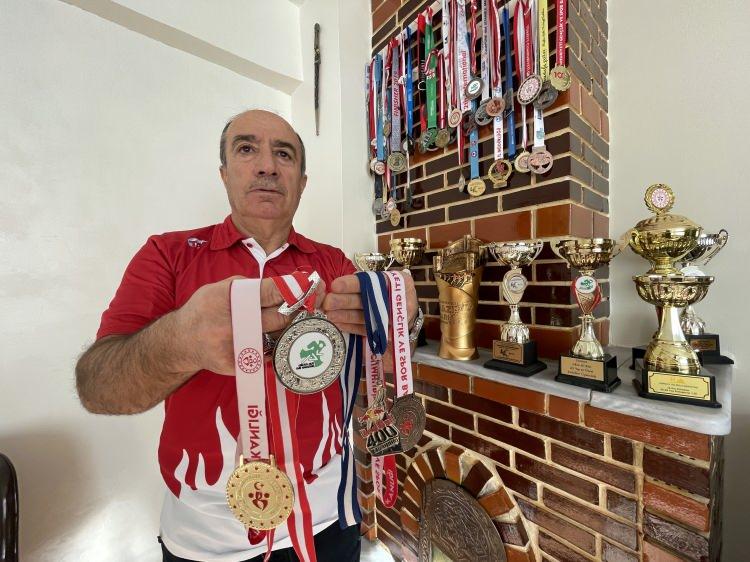 <p>Pirimoğlu, son yıllarda maratonlara da katıldıklarını dile getirerek, sözlerini şöyle tamamladı:</p>
<p>"Kendi imkanlarımızla gidip koşulara katılıyoruz, kupa veriyorlar, bu yarışlarda severek koşuyoruz. Gayemiz para ve kupa değil, yeter ki Erzurum'a başarı getirelim. Maddi ve manevi bir derdimiz yok. Evimde onlarca kupam var, eve gelenler kupaları görünce tebrik ediyor, 'bizim çocuklarımız da gidip sizin gibi koşsalar' diyerek duygularını dile getiriyorlar. Torunlarım görsün 'dedemiz spor yapıyormuş, başarılıymış' deyip spor yapsınlar diye kupalarımı saklıyorum."</p>
<p> </p>