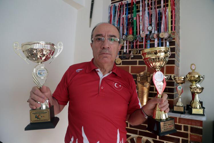 <p>Her yaştan herkese spor yapmaları tavsiyesinde bulunan Pirimoğlu, şunları kaydetti:</p>
<p>"Soğuk, sıcak ve çamur demeden koşuyoruz. Kış şartları ağır olduğu halde soğuk sıcak dinlemeden antrenmanımızı her hafta 2-3 kez yapıyoruz. Gençler spor yapsın, sıhhatli olurlar, sigara içmesinler, kahvelerden uzak kalsınlar, çok faydasını görürler. Bazı arkadaşlar bakıyorum kahveye bile arabayla gidiyor. Gençlere tavsiyem, spor yapsınlar, koşsunlar ve bizleri örnek alsınlar. Gelsinler onlarla tartan pistte koşalım. Sporun hangi dalını seviyorlarsa onu yapsınlar."</p>