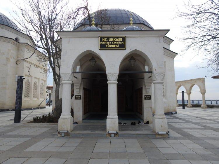 <div>Bu eserin gerçekleşmesi için öncelikle yöre halkının ihtiyaçları düşünülmüştür. Yıllık 300 bin kişilik ziyaretçinin gelmesi hedeflenmektedir. Türbe içerisinde bulunan camimiz eski betonarme bir yapıydı. Camimiz güçlendirme ihtiyacı olan ancak güçlendirme yapılamayacak aşamadaydı.</div>

<div> </div>
