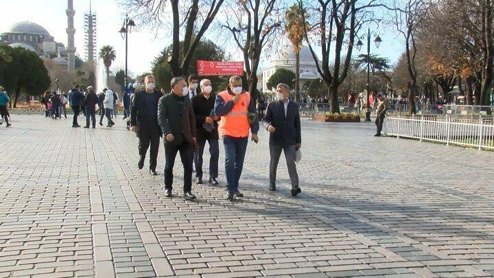 <p>Caminin hem kadın hem de erkek b&ouml;l&uuml;m&uuml;, koronavir&uuml;s tedbirleri kapsamında belirlenen kişi sayısına ulaştı. Bazı turistler ise namaz kılmadan &ouml;nce caminin tabelası &ouml;n&uuml;nde hatıra fotoğrafı &ccedil;ektirdi.</p>
