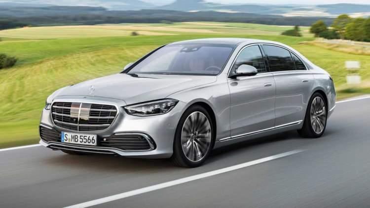 <p><strong>MERCEDES-BENZ S SERİSİ</strong></p>
<p>Mercedes amiral gemisi S Serisi'ni Türkiye'de satışa sundu. 2 Eylül'de dünya lansmanı yapılan yeni S Serisi ilk olarak S 400 d 4MATIC L versiyonuyla Türkiye’de satışa sunuldu. </p>
