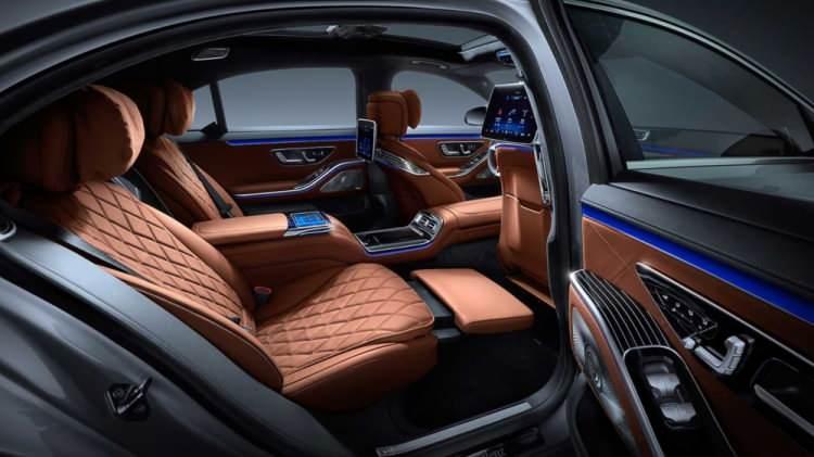<p>Standart donanımdaki 9G-TRONIC otomatik şanzımanın da katkısıyla 6,7 ile 8,0 lt/100 km arasında değişen karma yakıt tüketimi sunabiliyor.</p>

<p>Yeni bir özellik olarak PRE-SAFE Impulse yan güvenlik sistemi, olası bir yandan çarpma (her iki yandan da) öncesinde E-ACTIVE BODY CONTROL, süspansiyon sistemi üzerinden aracın gövdesini yükseltiyor. Bu özellik şimdilik Türkiye'de sunulmuyor. </p>
